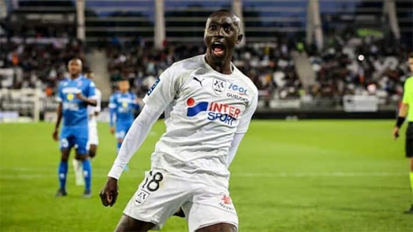 De retour après sa «retraite» : Papiss Cissé débarque en D4 aux Emirats