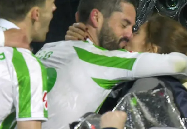 Insolite – Après avoir marqué : Isco embrasse sa femme photographe sur le bord de la pelouse
