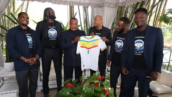 Visite – Congo Brazzaville : Des légendes du foot africain dont El Hadji Diouf chez Denis Sassou N’Guesso