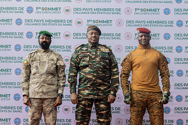 L’appel sous-entendu des trois putschistes voisins : «Sénégal libère-toi ! France casse-toi !»