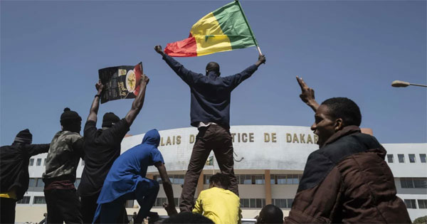 Critique citoyenne A celui qui atterrit sur des braises…