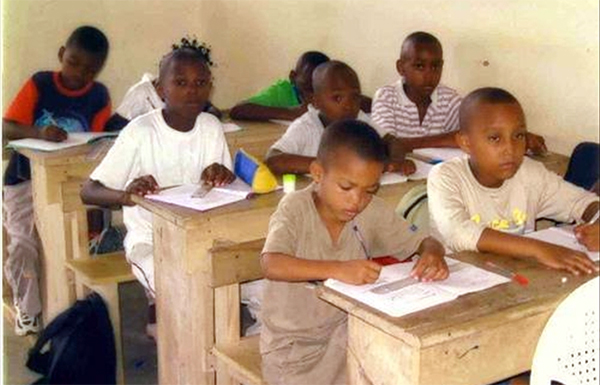 Oui à l’introduction de l’enseignement de l’anglais à l’école élémentaire, mais pas en octobre 2024