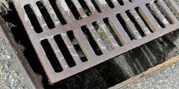 Mieux vaut tard que jamais avec la disparition des plaques d’égouts