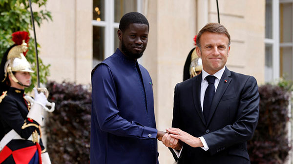 La France cramée accueille le Président Diomaye !