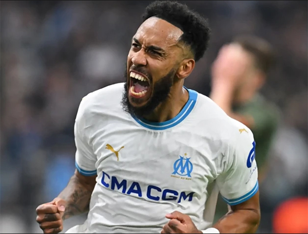 Mercato – Lauréat du Prix Marc-Vivien Foé : L’Arabie Saoudite ne lâche pas Aubameyang !
