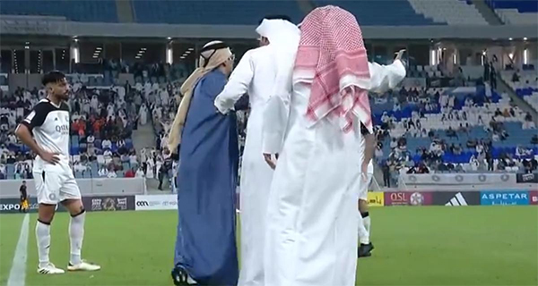 Insolite au Qatar : Un président de club déboule en plein match à cause de l’arbitrage