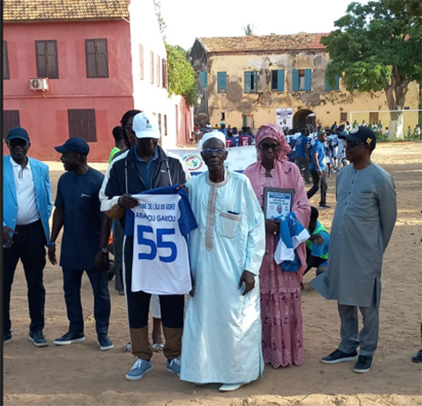 L’image forte de la finale de la Coupe du maire : Amadou Gakou honoré à Gorée !