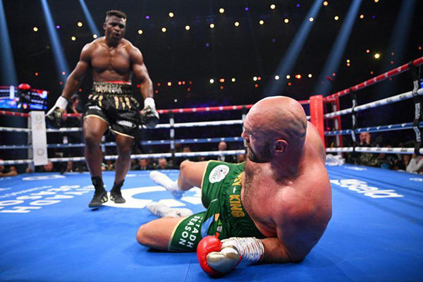 Boxe – Ngannou «vainqueur moral» face à Fury : Le promoteur américain va gagner plus de 124 milliards Cfa