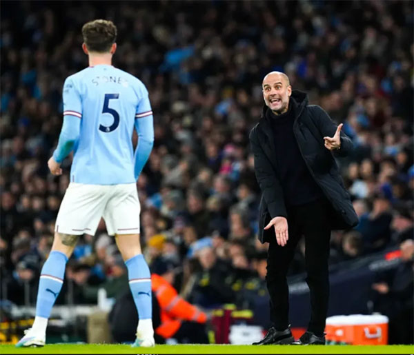 Tactique – Après les latéraux-milieux, les centraux-milieux : L’histoire dingue derrière le repositionnement de Stones par Guardiola
