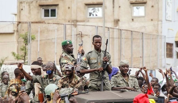 «Ici, c’est le Mali, ici, c’est l’armée qui tient le politique en laisse, pis, le politique craint, à raison ou à tort, l’élite militaire1»